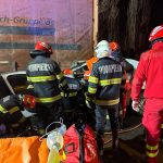Foto/ Impact devastator pe o stradă din municipiul Iași! Șoferul unei firme de pază a fost găsit în stop cardiorespirator