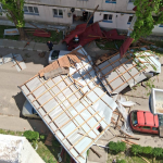 Vântul a curmat o viață! Un bărbat a fost strivit sub un acoperiș căzut