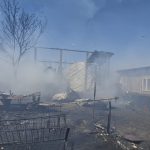 Incendiu la un depozit de furaje. O casă aflată în apropiere, la un pas de a se face scrum