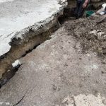Locuințe rămase izolate în urma unor alunecări de teren