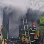 O bătrână de 86 de ani a suferit arsuri pe aproape jumătate din suprafața corporală intr-un incendiu izbucnit din cauza unei lumânări
