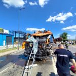 Impact frontal devastator între două camioane. Unul dintre șoferi a fost găsit în stop cardiorespirator