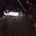 Și-a lăsat prietenul grav rănit în mașina răsturnată și a fugit de la locul accidentului