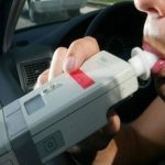 Un tânăr a fost prins beat la volan după ce a produs un accident rutier