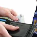 Un agent de poliție s-a trezut cu 5.000 RON băgați cu forța în buzunar pentru ca “să fie bine” pentru un șofer prins băut la volan