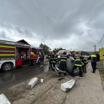 Un tânăr a rămas încarcerat după ce a pierdut controlul volanului și a intrat cu autoturismul într-un cap de pod