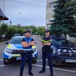 O femeie a fost salvată din ștreang de către un polițist și un jandarm. Fuseseră anunțați de către fiul femeii, care urmărea camerele de supraveghere din gospodărie