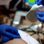 Un bărbat aflat în drum spre spital a intrat în stop cardiorespirator. Medicii l-au scos din ghearele morții de trei ori