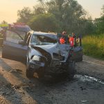Un tânăr a murit iar alți doi au fost răniți după ce au intrat cu mașina într-un camion