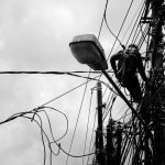 Un tânăr de 23 de ani a murit electrocutat in timp ce încerca să schimbe un cablu