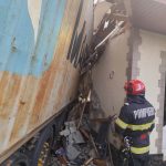 Un camion a distrus curtea a două gospodării și s-a oprit intr-o locuință