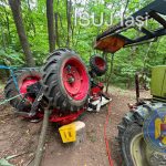Intervenție dificilă într-o zonă împădurită. Conducătorul unui tractor răsturnat, salvat prin efortul comun al echipajelor de intervenție