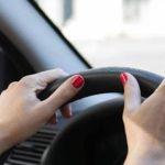 În prag de comă alcoolică și fără permis, o femeie a fost „pârâtă” polițiștilor de către vecini