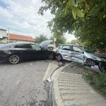O persoană a rămas încarcerată in urma impactului violent dintre două autoturisme