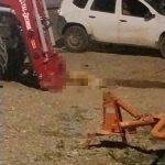 Un tânăr a ucis un câine atârnându-l de graiferul unui tractor. Mai mulți copii care au văzut oroarea l-au implorat, plângând, să lase animalul în viață