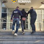 Un tânăr a fost arestat preventiv după ce a biciuit un cățel și l-a târât cu căruța