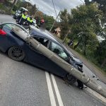 O femeie a fost rănită în urma coliziunii violente a autoturismului in care se afla, cu un stâlp