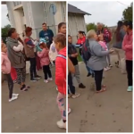 video/ Tensiuni într-o comună din județul Iași: 56 de elevi lăsați fără transport adecvat după comasarea claselor
