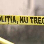O femeie de 60 de ani, înjunghiată în gât de propriul fiu. Polițiștii i-au salvat viața