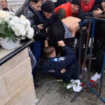 video/ Incident la intrarea în Catedrala Mitropolitană: Doi bărbați, imobilizați după ce au sărit la bătaie la jandarmi