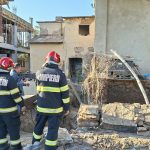 Un bărbat de 51 de ani a murit după ce a fost prins sub un zid prăbușit