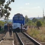 TRAGEDIE: Patru persoane, printre care și un copil, au murit după ce o autoutilitară a fost spulberată de trenul București – Iași
